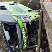Un micro cayó de un puente por una ventisca sobre la Ruta 7 a la altura de Carmen de Areco: hay cinco heridos