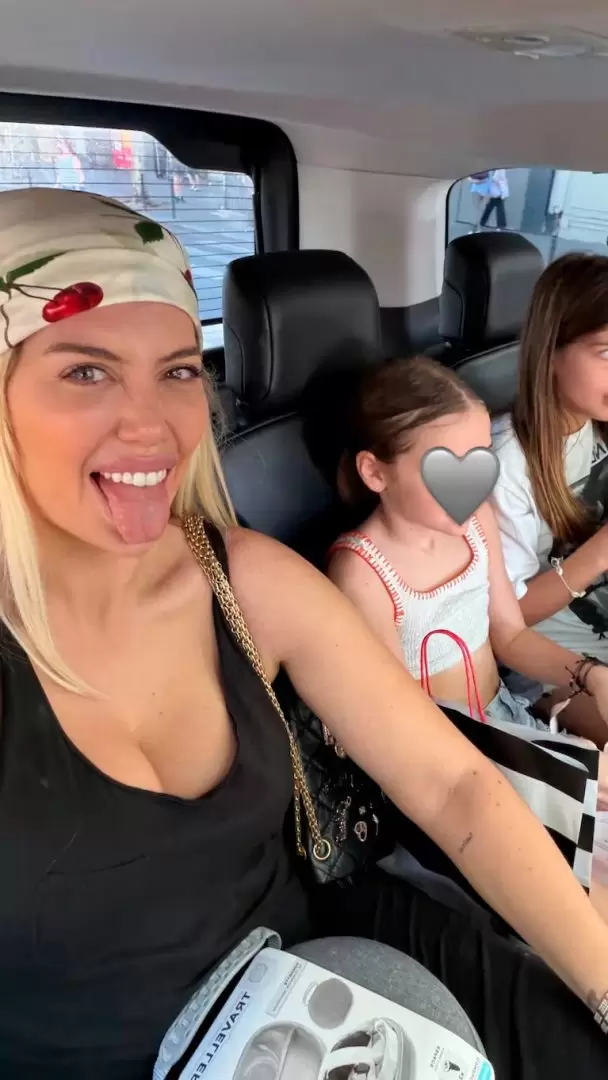 Icardi sin club y Wanda Nara disfrutando de unas vacaciones en París con sus hijas