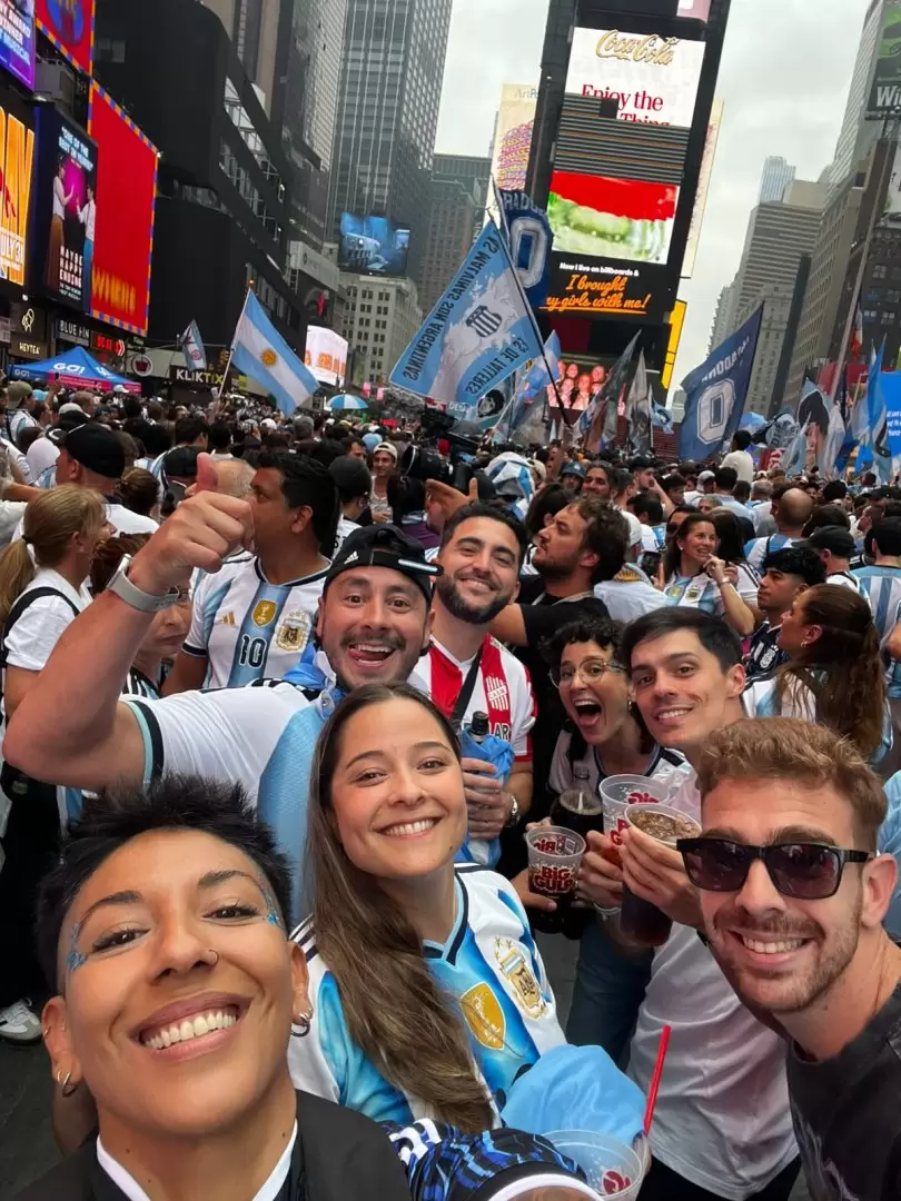 María José Gómez Urrutia y sus primos, Vale y Marcos en el Times Square