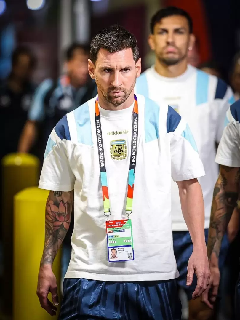Lionel Messi entrando al campo de juego