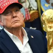 Kempes e Iniesta volvieron a tener la Copa del Mundo en sus manos y Trump la tocó, pero no sabe cuánto pesa