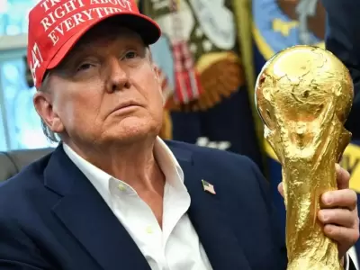Donald Trump en la Casa Blanca, con una r�plica oficial de la Copa del Mundo de la FIFA.