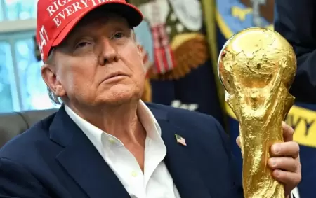 Donald Trump en la Casa Blanca, con una r�plica oficial de la Copa del Mundo de la FIFA.