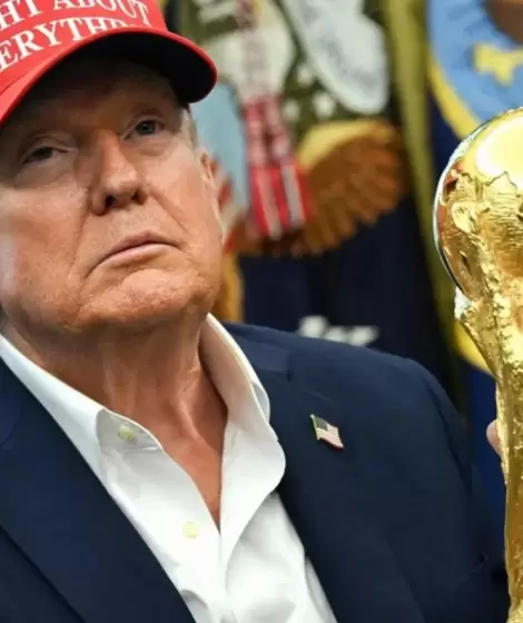 Donald Trump en la Casa Blanca, con una r�plica oficial de la Copa del Mundo de la FIFA.
