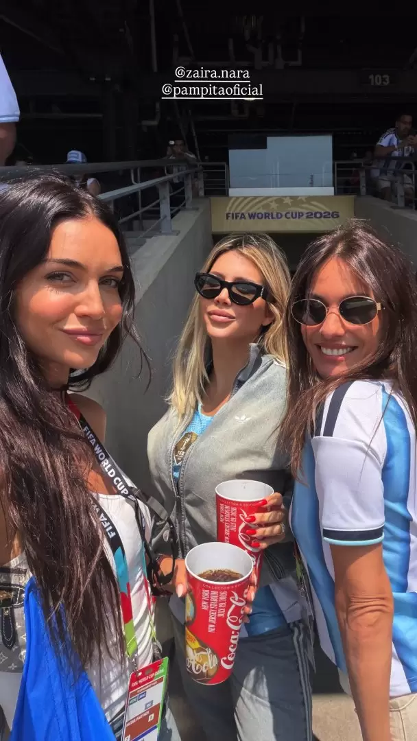 Zaira y Wanda Nara junto a Pampita en el partido de la Selección