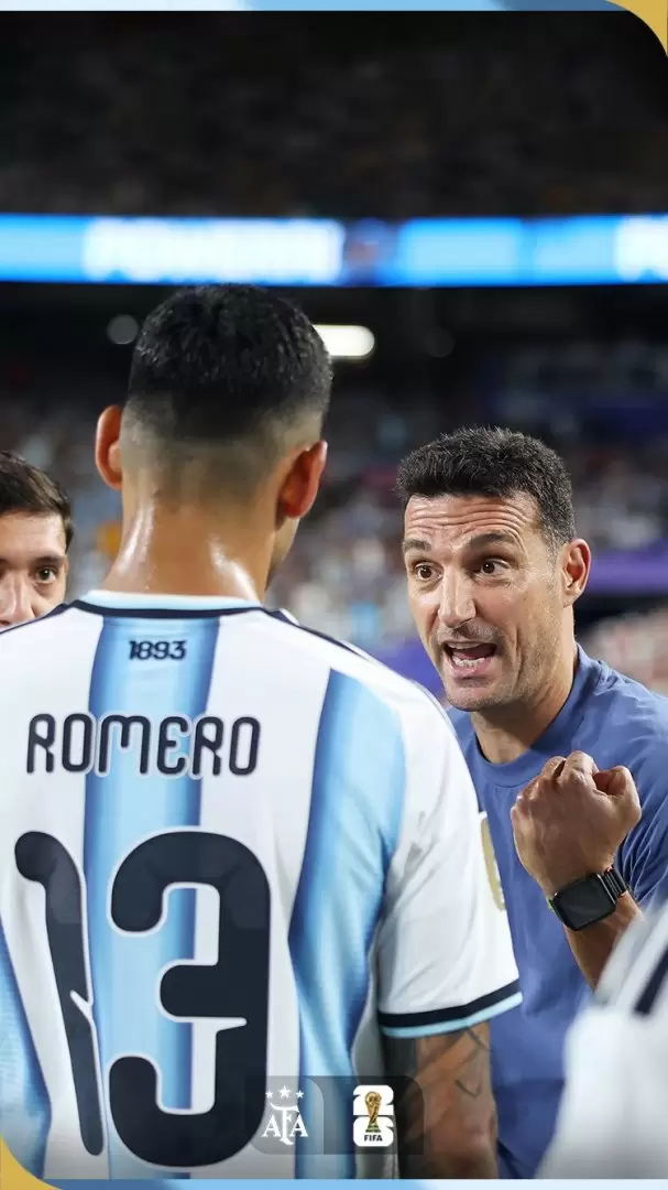 Lionel Scaloni dando indicaciones a Romero