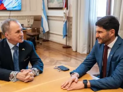 El embajador de Estados Unidos en Argentina, Peter Lamelas, junto al gobernador de Santa Fe, Maximiliano Pullaro