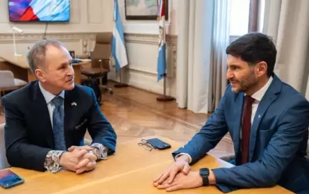 El embajador de Estados Unidos en Argentina, Peter Lamelas, junto al gobernador de Santa Fe, Maximiliano Pullaro