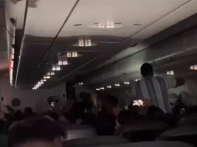 La ilusi�n de los argentinos en el avi�n, antes de enterarse que el piloto espa�ol los hab�a enga�ado.