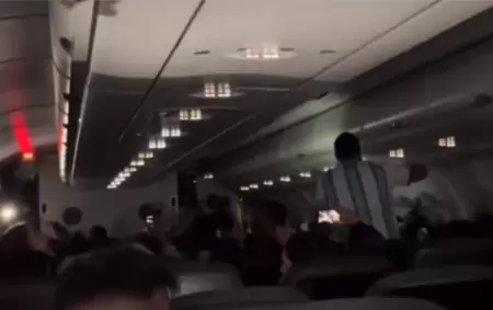 La ilusi�n de los argentinos en el avi�n, antes de enterarse que el piloto espa�ol los hab�a enga�ado.