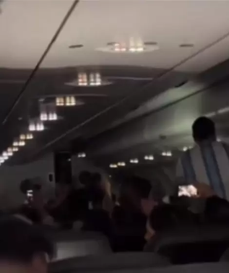La ilusi�n de los argentinos en el avi�n, antes de enterarse que el piloto espa�ol los hab�a enga�ado.