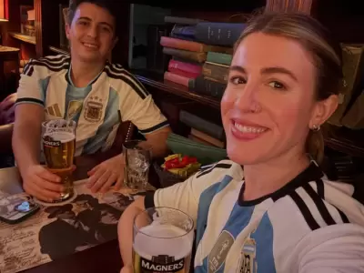 Laura Esquivel y su novio con la celeste y blanca puesta.