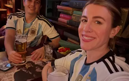 Laura Esquivel y su novio con la celeste y blanca puesta.