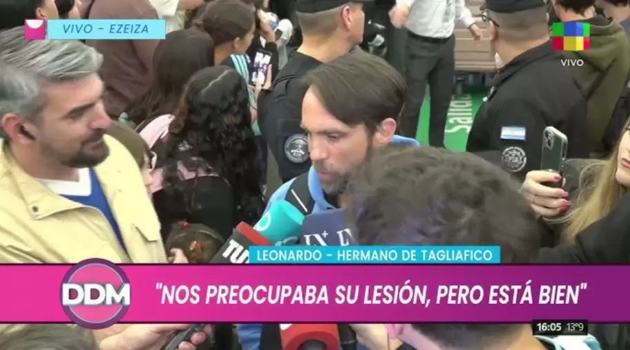Leonardo Tagliafico bancó a su hermano en la llegada a Ezeiza, tras la derrota en la Final del Mundial 2026 contra España.