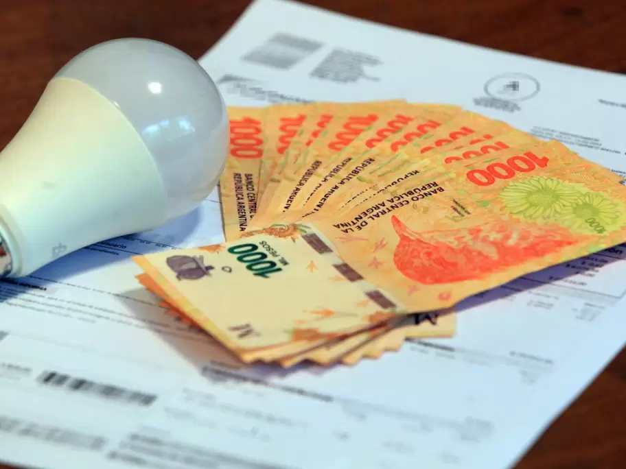 Los servicios públicos ya se llevan el 15% del salario promedio en el AMBA