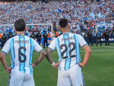 Lisandro y Lautaro Mart�nez de cara al p�blico argentino, tras perder la Final del Mundial 2026 contra Espa�a.