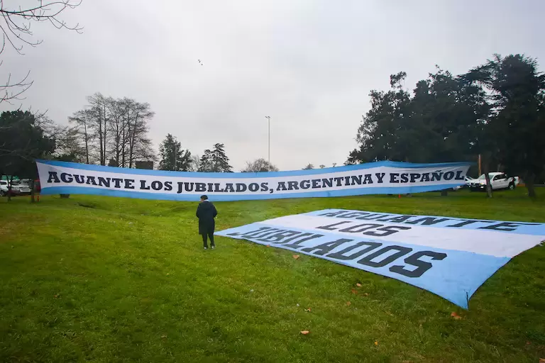 Una de las banderas que se vieron en el predio de la AFA