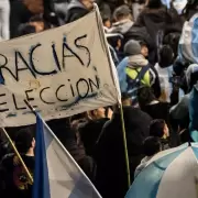 Bajo una lluvia torrencial, la Selección Argentina fue recibida por una multitud en Ezeiza