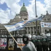 Jubilados vuelven al Congreso con el apoyo de la CGT y las CTA contra el "acoso brutal" de Milei