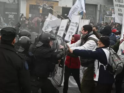 La Polic�a Federal y la Prefectura Nacional encabezaron un nuevo operativo represivo en el Puente Pueyrred�n.