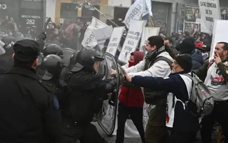 La Polic�a Federal y la Prefectura Nacional encabezaron un nuevo operativo represivo en el Puente Pueyrred�n.
