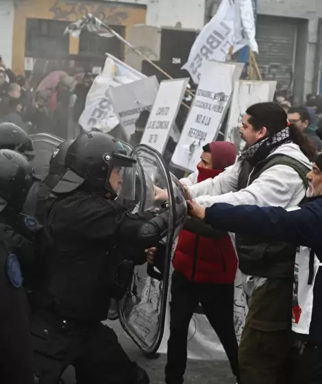 La Polic�a Federal y la Prefectura Nacional encabezaron un nuevo operativo represivo en el Puente Pueyrred�n.