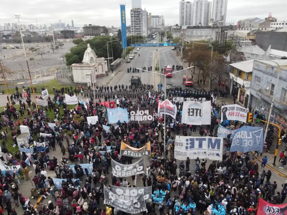 Manifestantes intentan cortar el acceso y la polic�a activ� el protocolo antipiquetes