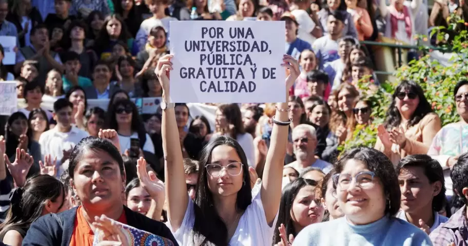 El Gobierno redobla su ofensiva contra los extranjeros y presiona para que las universidades comiencen a cobrarles