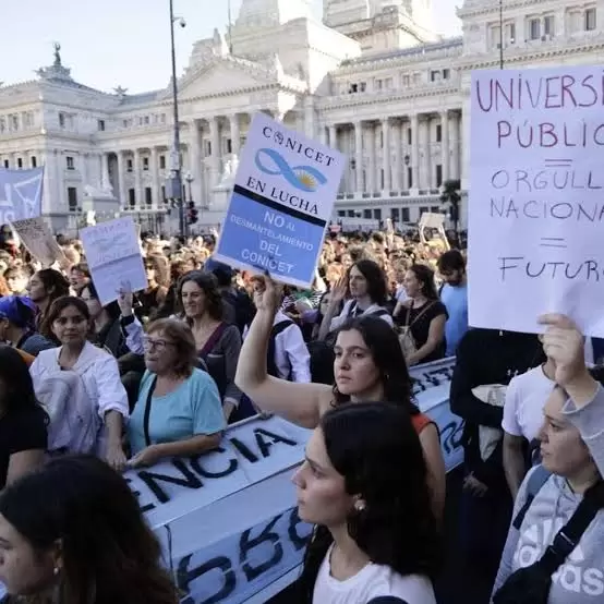 El Gobierno redobla su ofensiva contra los extranjeros y presiona para que las universidades comiencen a cobrarles