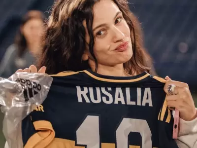Rosal�a con la camiseta de Boca