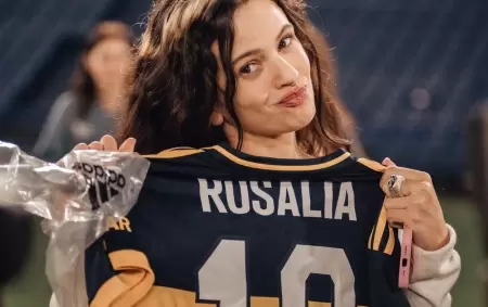 Rosal�a con la camiseta de Boca