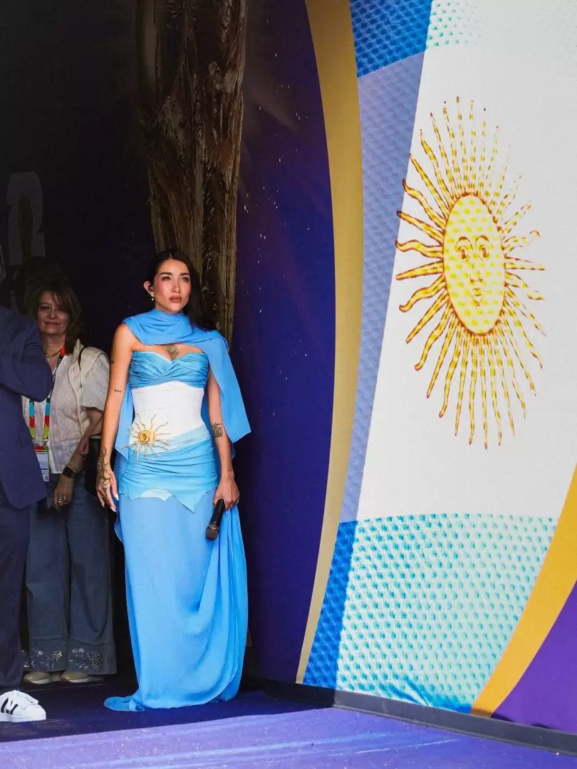 María Becerra a punto de salir a la cancha en el Mundial 2026
