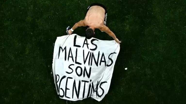 La Selección Argentina sacó una bandera con la frase: "Las Malvinas son Argentinas"