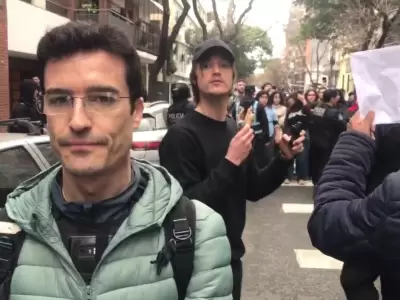 Marco Fattorello delante y Marco Palazzo detr�s, durante el ataque con gas pimienta a estudiantes de la UBA que impidieron que vandalicen un mural.