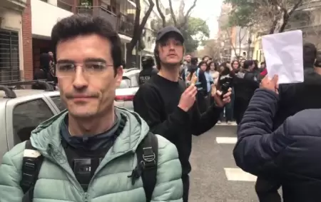 Marco Fattorello delante y Marco Palazzo detr�s, durante el ataque con gas pimienta a estudiantes de la UBA que impidieron que vandalicen un mural.