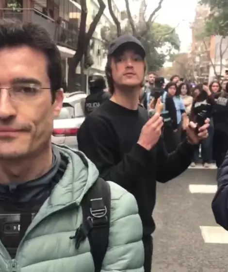Marco Fattorello delante y Marco Palazzo detr�s, durante el ataque con gas pimienta a estudiantes de la UBA que impidieron que vandalicen un mural.