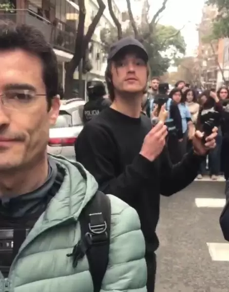 Marco Fattorello delante y Marco Palazzo detr�s, durante el ataque con gas pimienta a estudiantes de la UBA que impidieron que vandalicen un mural.