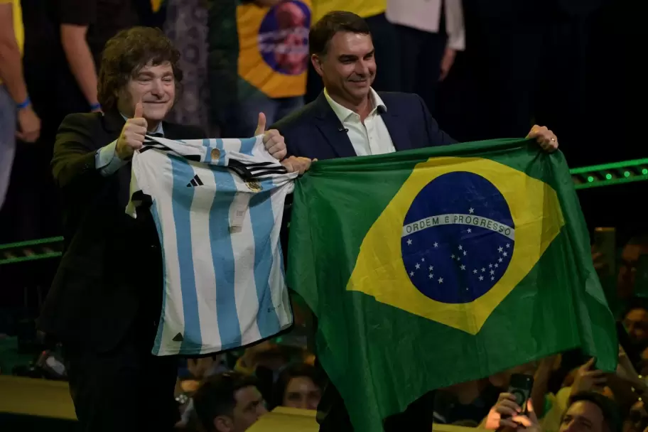 Javier Milei y Flávio Bolsonaro