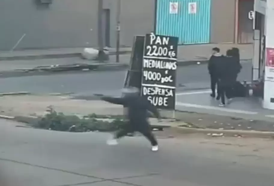 El adolescente de 17 a�os que intent� robar a un polic�a de la Ciudad en Los Polvorines abri� fuego segundos antes de caer desvanecido.