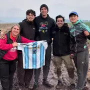 El Dibu quedó varado en el barro y una familia lo rescató: el emotivo gesto con el que les agradeció