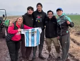 Emiliano "Dibu" Mart�nez junto a Leonardo Albarrac�n y su familia, quienes lo ayudaron a sacar su camioneta del barro.