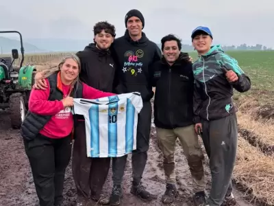 Emiliano "Dibu" Mart�nez junto a Leonardo Albarrac�n y su familia, quienes lo ayudaron a sacar su camioneta del barro.