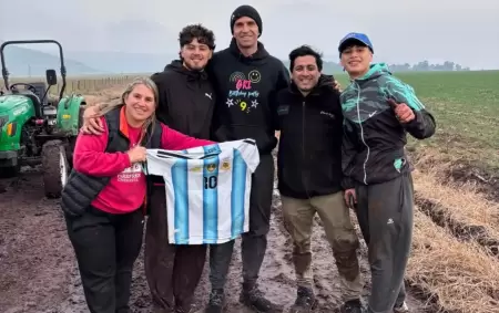Emiliano "Dibu" Mart�nez junto a Leonardo Albarrac�n y su familia, quienes lo ayudaron a sacar su camioneta del barro.