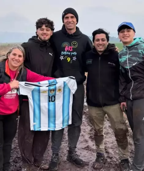 Emiliano "Dibu" Mart�nez junto a Leonardo Albarrac�n y su familia, quienes lo ayudaron a sacar su camioneta del barro.