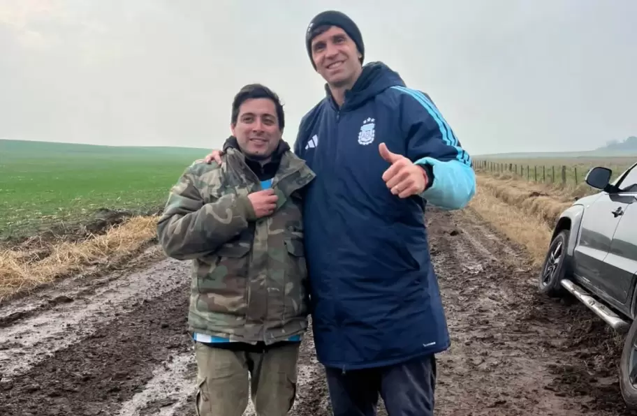 Emiliano "Dibu" Mart�nez junto a Leonardo Albarrac�n, el vecino de Sierra de los Padres que lo ayud� a sacar su camioneta del barro.