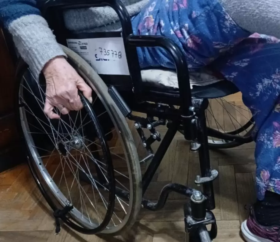 La silla de ruedas de Juana Rosa Pereira no est� en condiciones y desde el PAMI se niegan a renovarla.