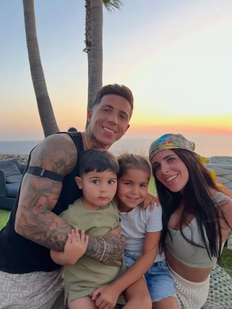 Enzo Fernández de vacaciones con Valentina Cervantes y sus hijos