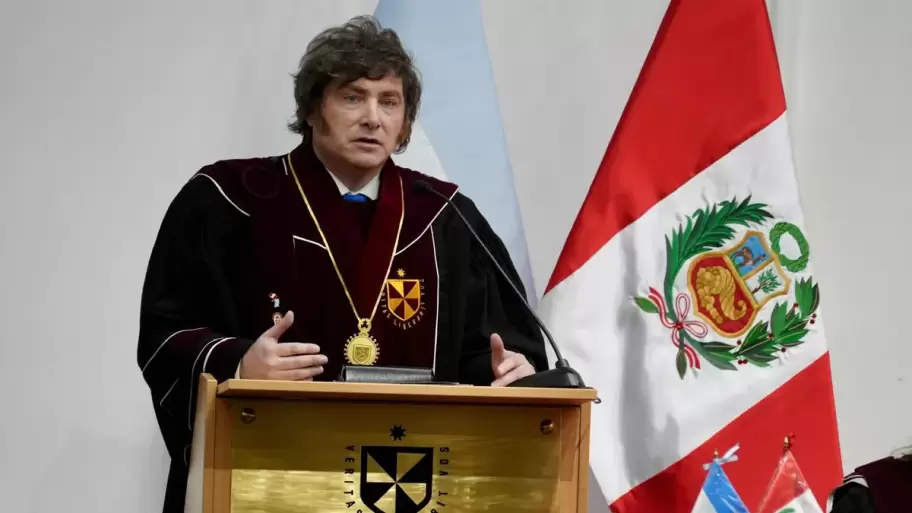 Milei recibió el título de Doctor Honoris Causa en Perú