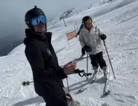 El instructor de ski argentino de Valle Nevado durante el cruce en el que fue acusado de racismo por la influencer brasile�a Ana Carolina Cruz.