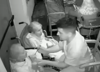 El enfermero Nicol�s Cichero del geri�trico "David" de Mar del Plata a punto de agredir a la anciana.